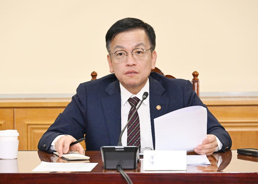 최상목 부총리, 비상거시경제금융회의 주재