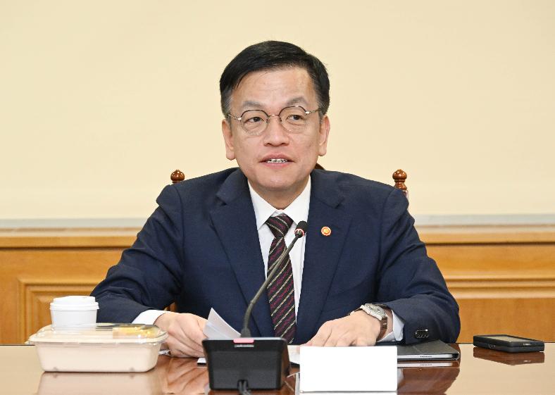 최상목 부총리, 비상거시경제금융회의 주재