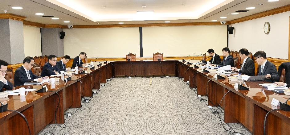 최상목 부총리, 비상거시경제금융회의 주재