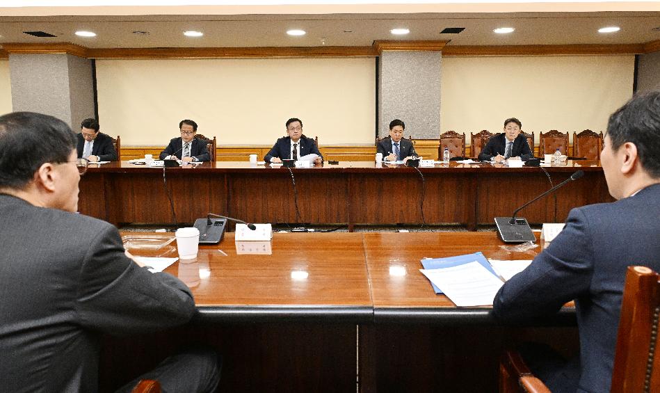 최상목 부총리, 비상거시경제금융회의 주재