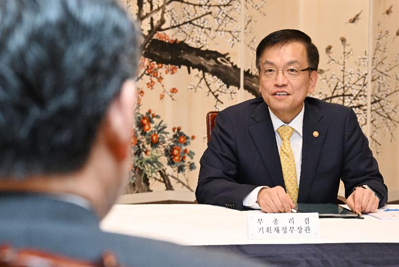 최상목 부총리, 주한미국상공회의소(AMCHAM) 대표단 면담