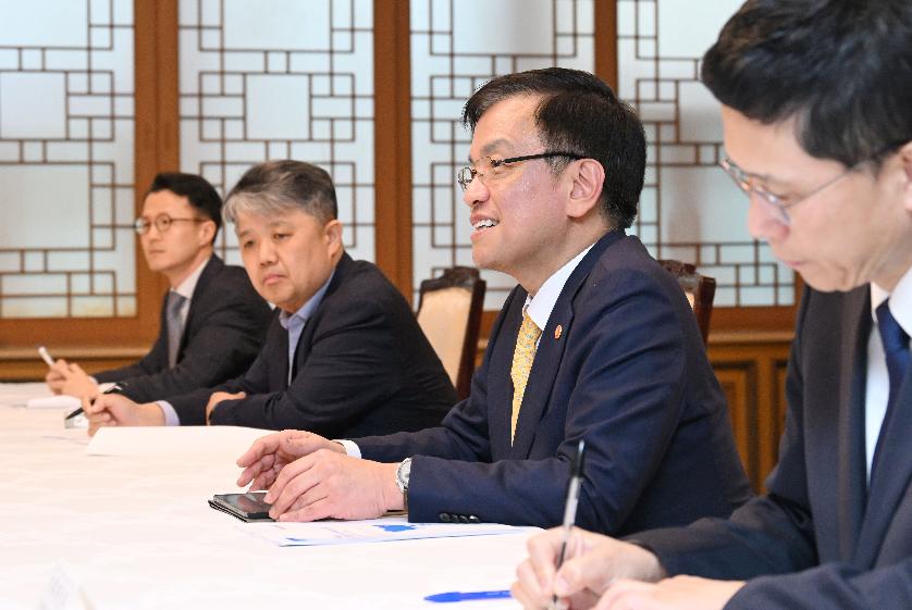 최상목 부총리, 주한미국상공회의소(AMCHAM) 대표단 면담