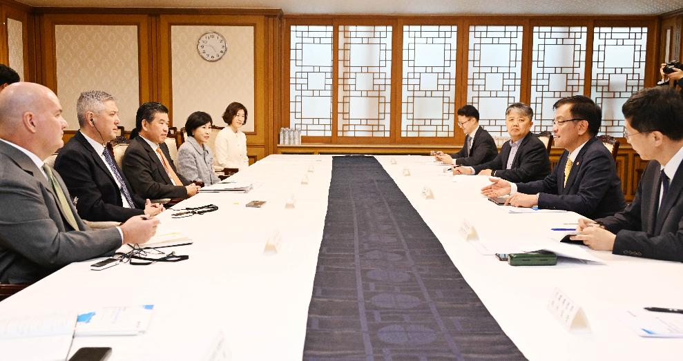 최상목 부총리, 주한미국상공회의소(AMCHAM) 대표단 면담
