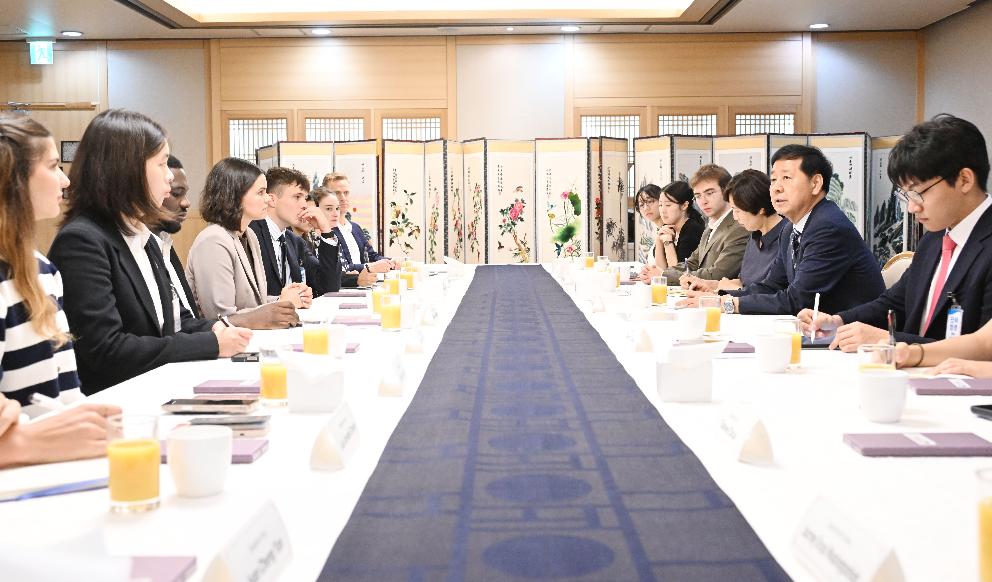 구윤철 부총리 겸 기획재정부 장관, AI 경진대회 참가 글로벌 대학생들과의 대화