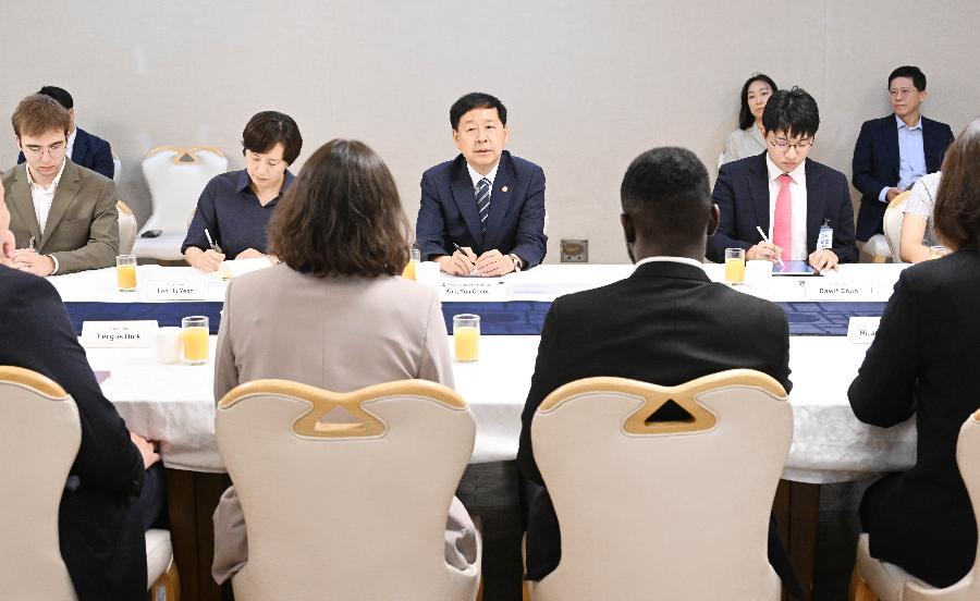 구윤철 부총리 겸 기획재정부 장관, AI 경진대회 참가 글로벌 대학생들과의 대화