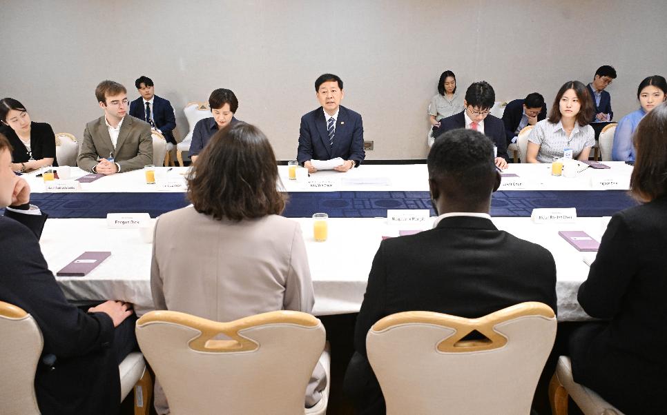 구윤철 부총리 겸 기획재정부 장관, AI 경진대회 참가 글로벌 대학생들과의 대화