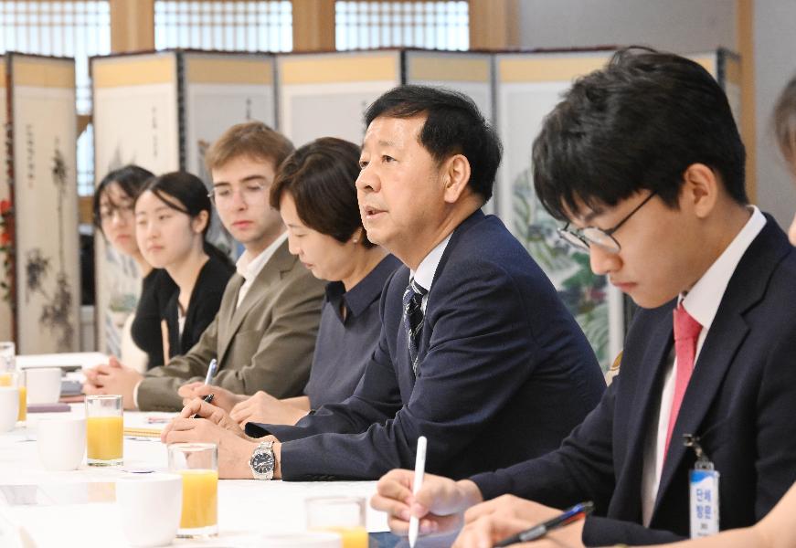구윤철 부총리 겸 기획재정부 장관, AI 경진대회 참가 글로벌 대학생들과의 대화