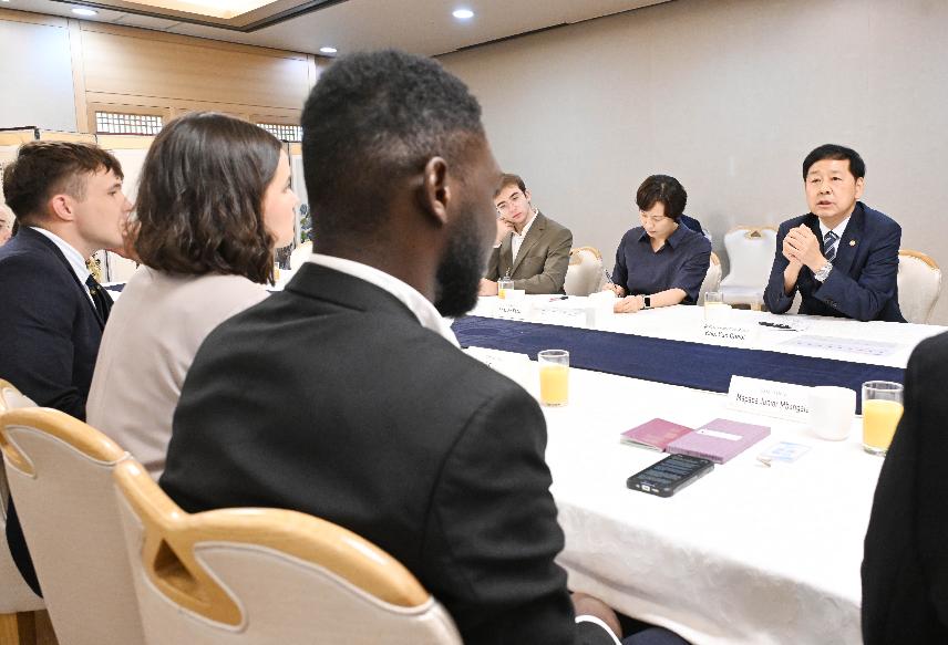 구윤철 부총리 겸 기획재정부 장관, AI 경진대회 참가 글로벌 대학생들과의 대화
