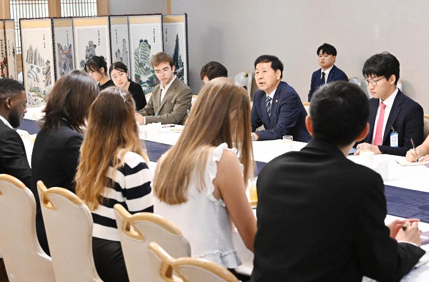 구윤철 부총리 겸 기획재정부 장관, AI 경진대회 참가 글로벌 대학생들과의 대화