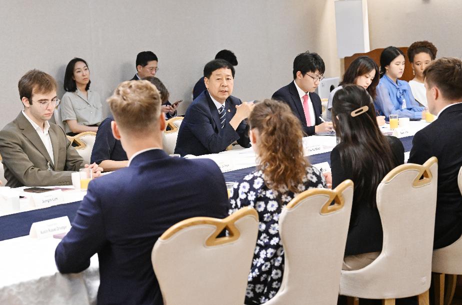 구윤철 부총리 겸 기획재정부 장관, AI 경진대회 참가 글로벌 대학생들과의 대화