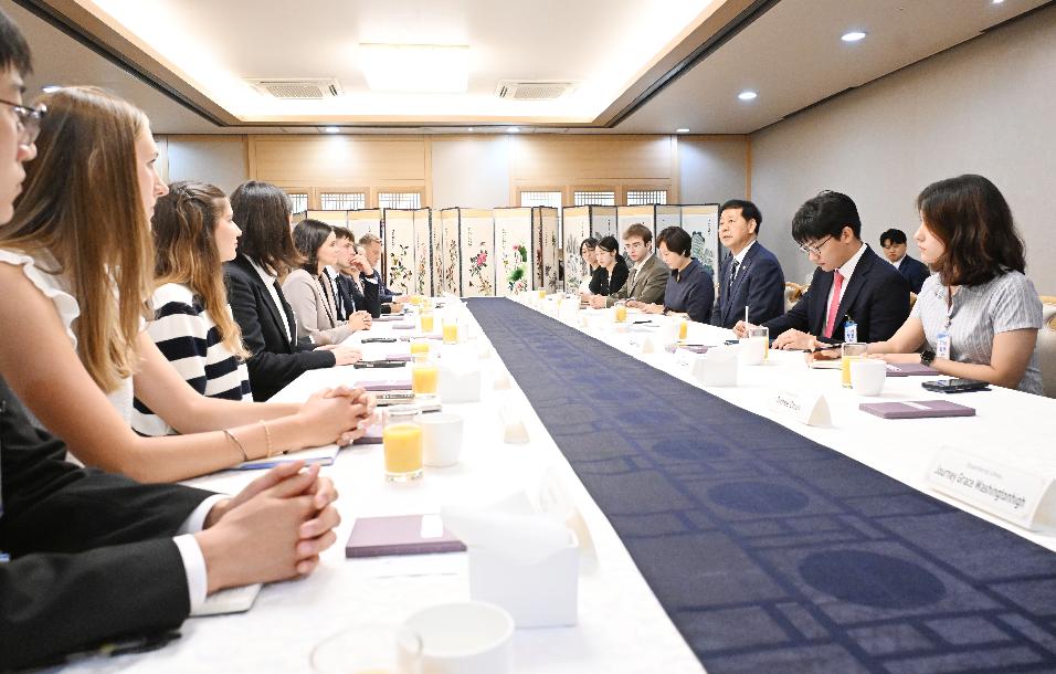 구윤철 부총리 겸 기획재정부 장관, AI 경진대회 참가 글로벌 대학생들과의 대화