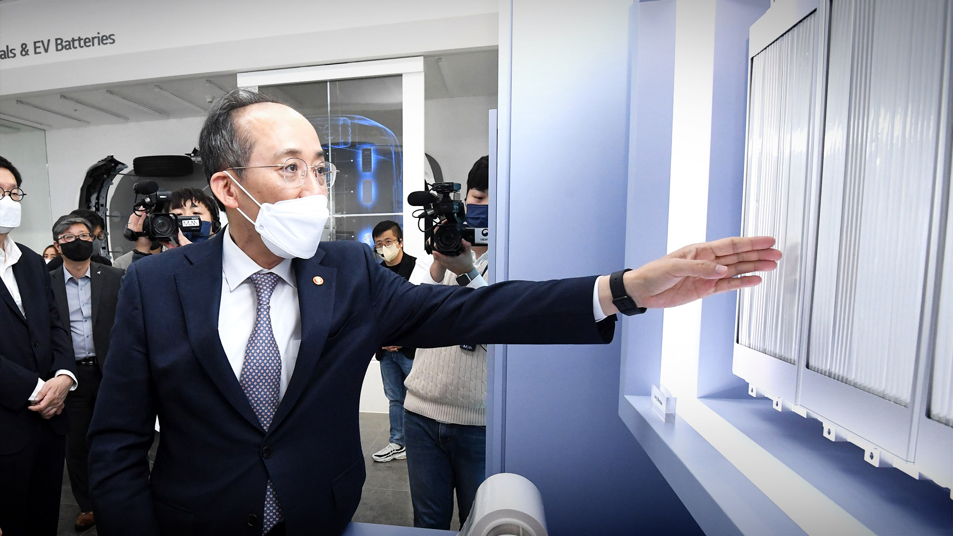 추경호 부총리 겸 기획재정부 장관은 11월 25일 서울 강서구 소재 LG에너지솔루션  마곡 R&D 캠퍼스를 방문하여 업계 및 유관기관 관계자들과 간담회를 개최하였습니다.