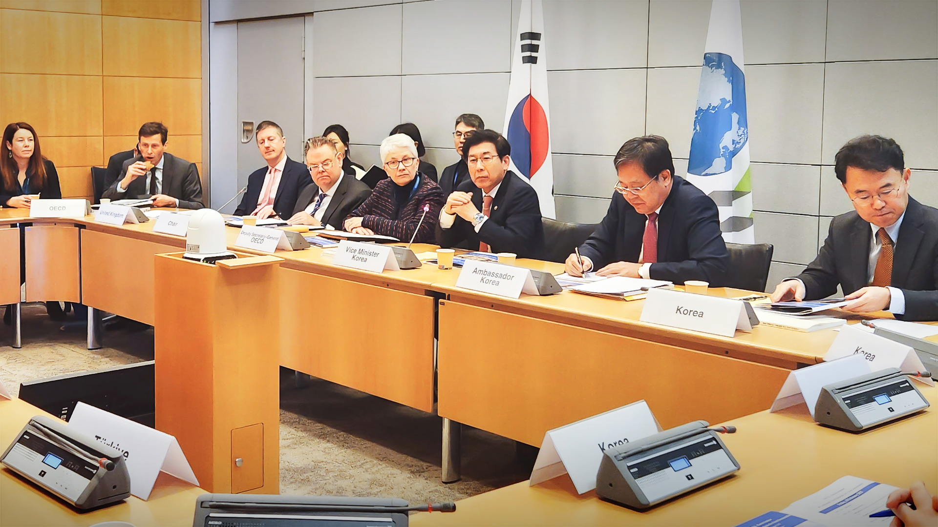 최상대 기획재정부 제2차관은 영국 예산책임청 의장 면담(2.7), OECD 장기재정전망·재정개혁 세미나(2.10), IMF 재정국장 면담(2.16)을 통해 한국의 재정준칙 도입 방향을 논의하였습니다