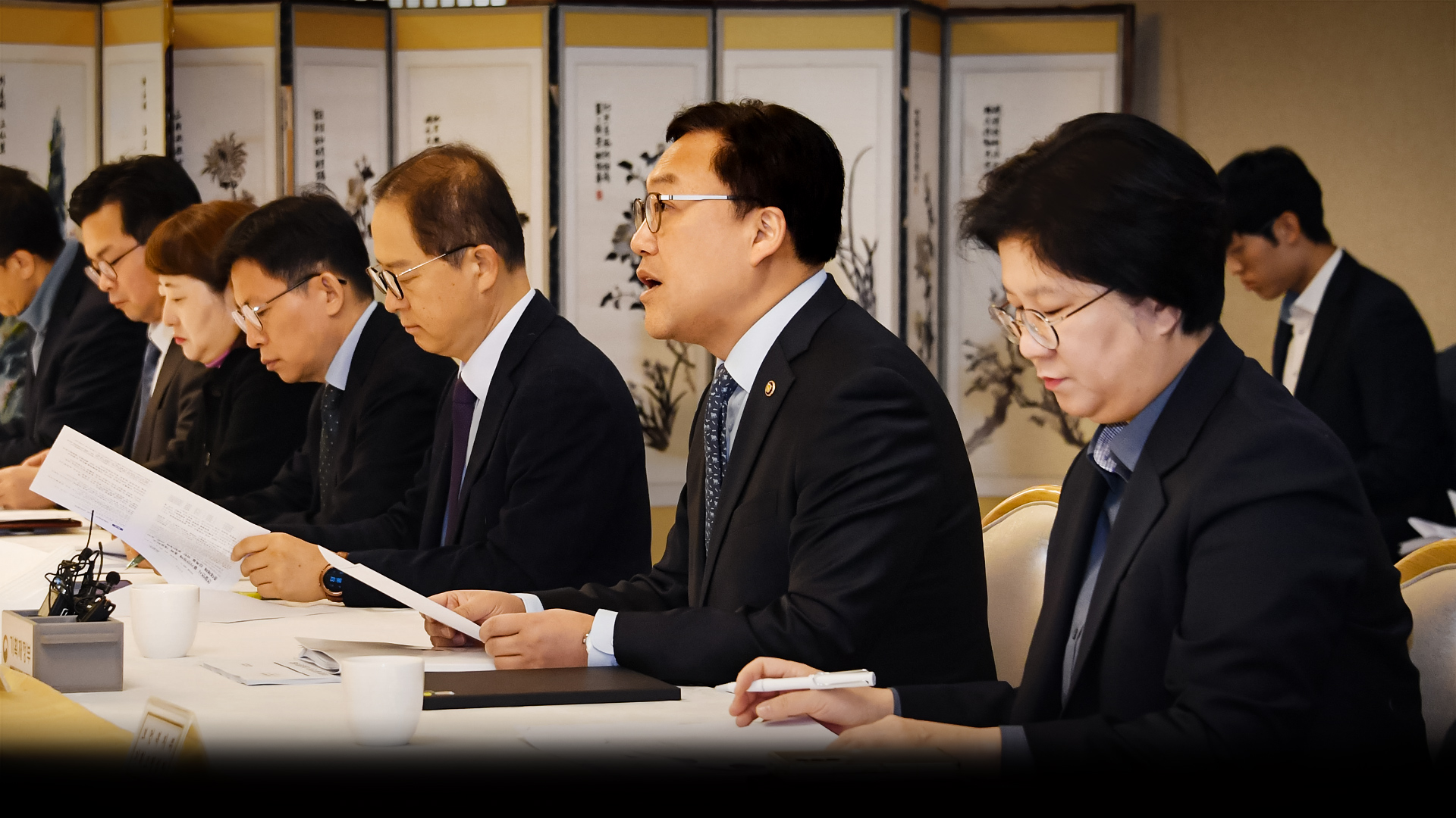 김병환 기획재정부 1차관은 12.1.(금) 제34차 비상경제차관회의 겸 제4차 물가관계차관회의를 주재하여  부처별 물가안정 대응상황 및 중대재해처벌법 관련 상황을 점검·논의하였습니다.




