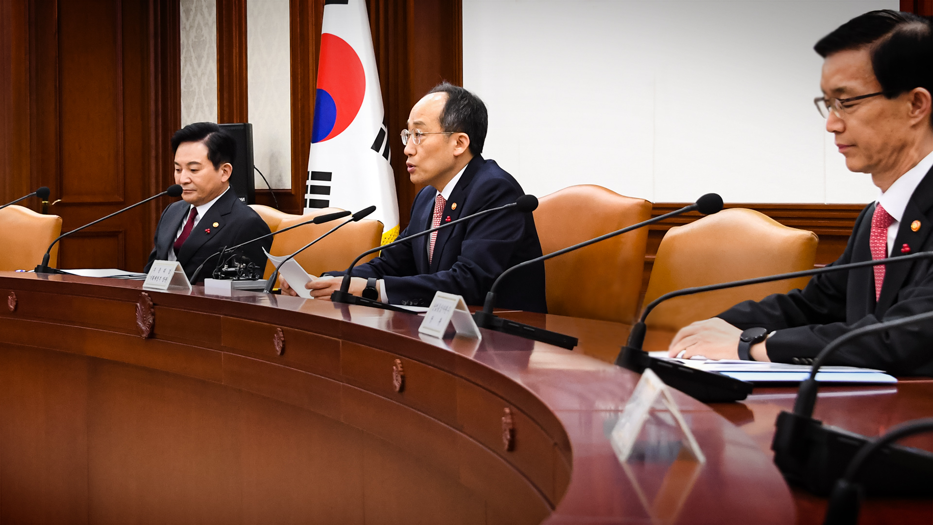 추경호 부총리 겸 기획재정부장관은 12.5.(화) 비상경제장관회의 겸 물가관계장관회의를 주재하여  ①최근 물가 동향 및 향후 대응방향,  ②동절기 에너지 효율화 지원 및 절약캠페인 확대 방안, ③신도시 등 광역교통망 신속 구축방안, ④중소기업제품 공공구매 실효성 제고방안 등을 논의했습니다.